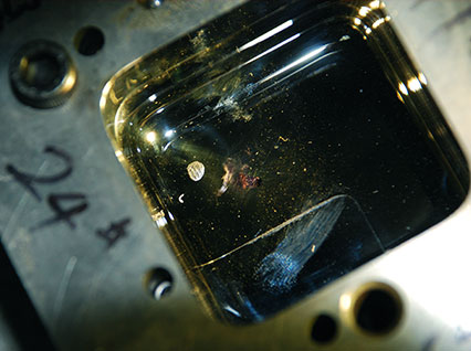 <a href='http://glass-bottle.cn/product/3.htm' class='text_a'>模具激光焊機(jī)</a>修復(fù)鏡面模具效果